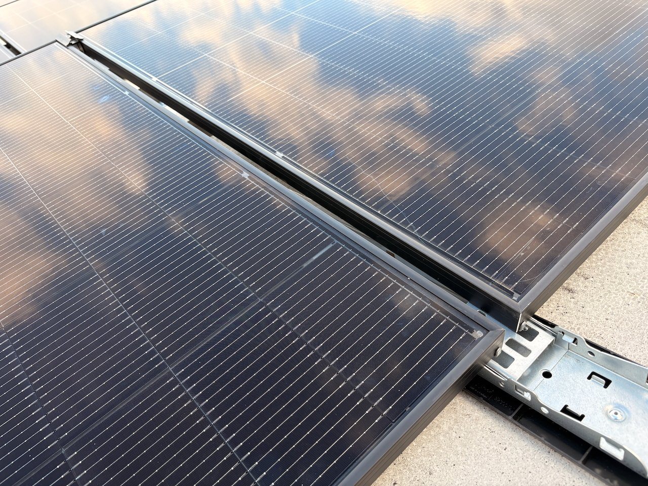 Detail panelů a konstrukce na ploché střeše